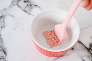 先把要装奶糊的容器在内部周围和底部都刷一遍油防粘（玉米油煮熟后再刷）