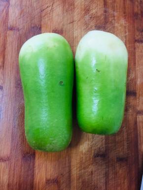 准备两个呆萌的胖胖的大萝卜，清洗干净备用。