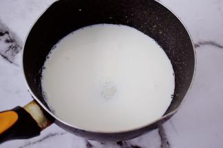 把纯牛奶倒入奶锅中，加入白糖