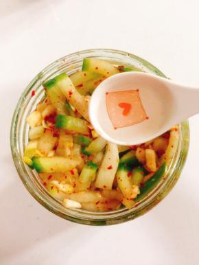 在表面淋少许高浓度的白酒。