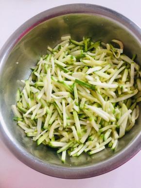 晒好的萝卜条倒进盆子里，放入4勺盐用力揉搓均匀，腌制15分钟左右。（盐不要放的太多，就和平时炒菜的盐放的量差不多，你可以边放边尝一下味道哦！）