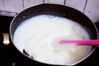 放到炉上小火边煮边搅拌，煮至浓稠关火