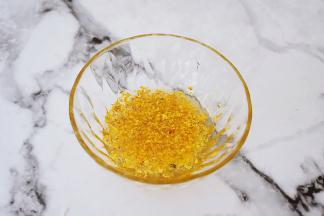 取一个碗，加入1勺桂花和蜂蜜，搅拌均匀