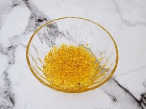 取一个碗，加入1勺桂花和蜂蜜，搅拌均匀