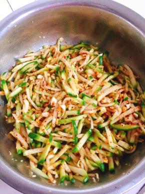 戴上一次性手套，翻拌均匀即可装瓶了！