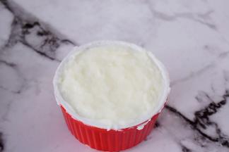 抹平表面，晾凉后盖上保鲜膜放入冰箱冷藏2-4小时，直至奶糊凝固即可