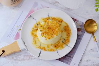 淋上奶冻上面即可食用