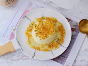 淋上奶冻上面即可食用