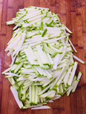 先把萝卜切成片，再切成筷子粗细的条。