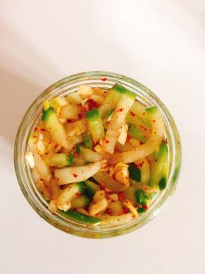 装入干净的无油无水的玻璃瓶中，按压紧实。