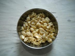 提前准备好花生，用冷水浸泡、去皮，入冰箱冷冻24小时。