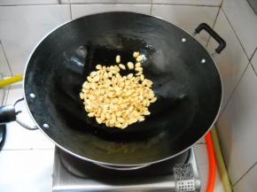 冷锅冷油，倒入带着冰渣的花生仁，慢慢煎炸至花生仁酥脆，捞起沥油。