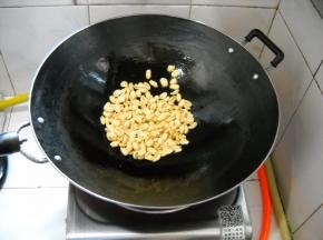 冷锅冷油，倒入带着冰渣的花生仁，慢慢煎炸至花生仁酥脆，捞起沥油。