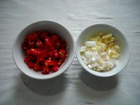 准备好红椒、洋葱、蒜瓣，分别洗净切好备用。