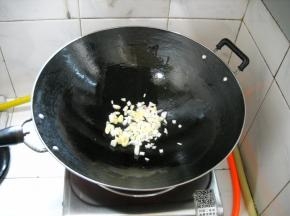 锅中留油，爆香葱蒜。