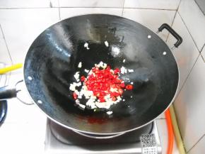 倒入红椒，炒至断生。