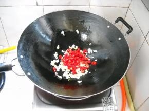倒入红椒，炒至断生。