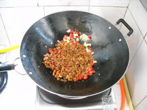 倒入外婆菜，炒匀。