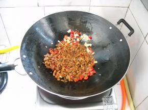 倒入外婆菜，炒匀。