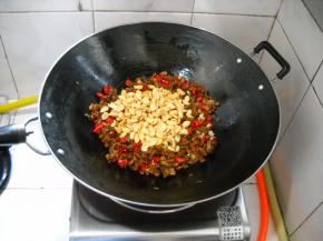 倒入煎炸好的花生仁。