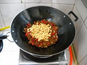 倒入煎炸好的花生仁。