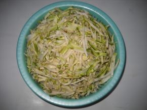 晒后的芥菜切成粗丝。