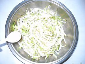 分数次加入盐。