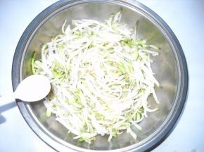 分数次加入盐。