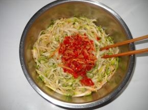 加入自制的剁椒子姜。