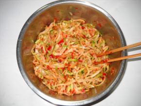 用筷子拌均匀，静置半小时。