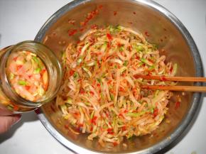 玻璃瓶用开水烫过消消毒，将拌好的芥菜丝分装入瓶。