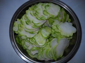 去掉残留叶柄，洗净、切厚片；用棉线穿成串在阴凉处风干24小时。