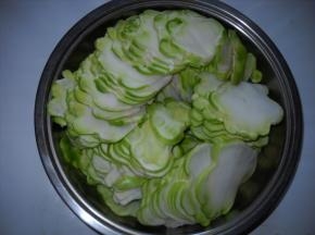 去掉残留叶柄，洗净、切厚片；用棉线穿成串在阴凉处风干24小时。
