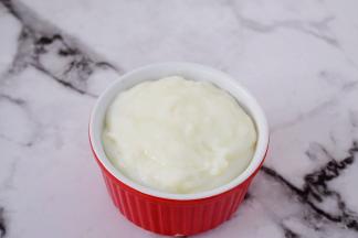 把煮好的奶糊快速倒入刚才刷油的容器中