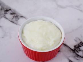 把煮好的奶糊快速倒入刚才刷油的容器中