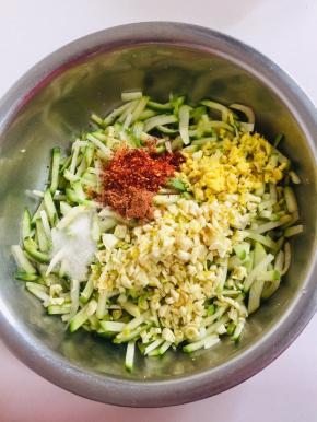 萝卜条中加入蒜末，姜末，1勺细辣椒面，1勺粗辣椒面，1汤匙白糖。