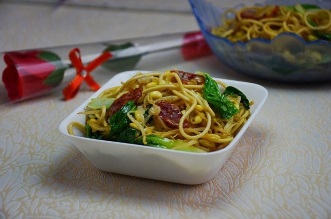 香肠豆芽炒面