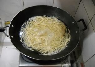 面条入开水锅中掸水至半熟，捞起。