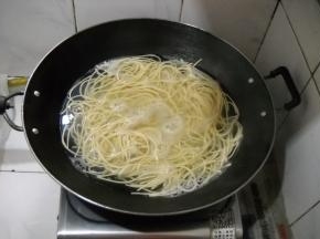 面条入开水锅中掸水至半熟，捞起。
