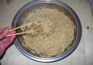 淋入熟油，抖散，晾凉。