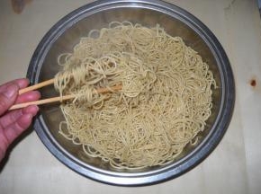 淋入熟油，抖散，晾凉。
