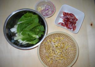 白菜和豆芽洗净沥干水分；香肠切薄片，洋葱蒜瓣切好备用。