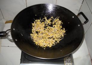 豆芽入无油锅中将水分煸干，盛起备用。
