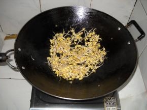豆芽入无油锅中将水分煸干，盛起备用。