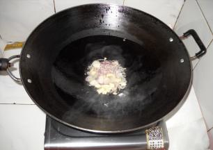 锅中油热爆香洋葱蒜瓣。