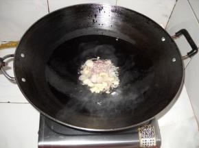 锅中油热爆香洋葱蒜瓣。