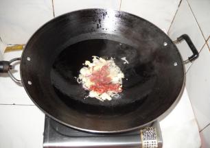 倒入香肠，炒出油脂。