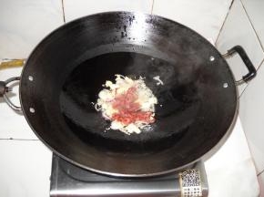 倒入香肠，炒出油脂。