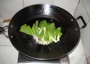 倒入白菜，快速翻炒至半熟。