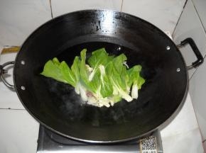 倒入白菜，快速翻炒至半熟。
